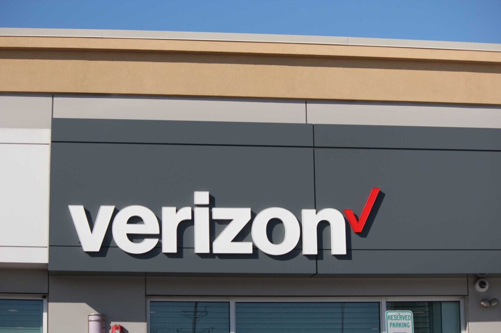 Exterior of a Verizon retail store featuring signage by Identiti.