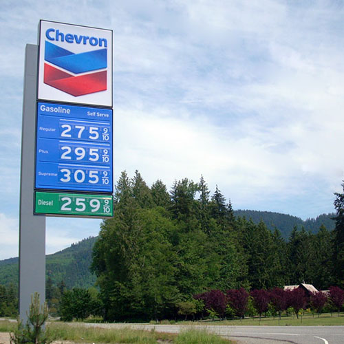 A large pylon sign installed by Identiti for a Chevron fuel location.