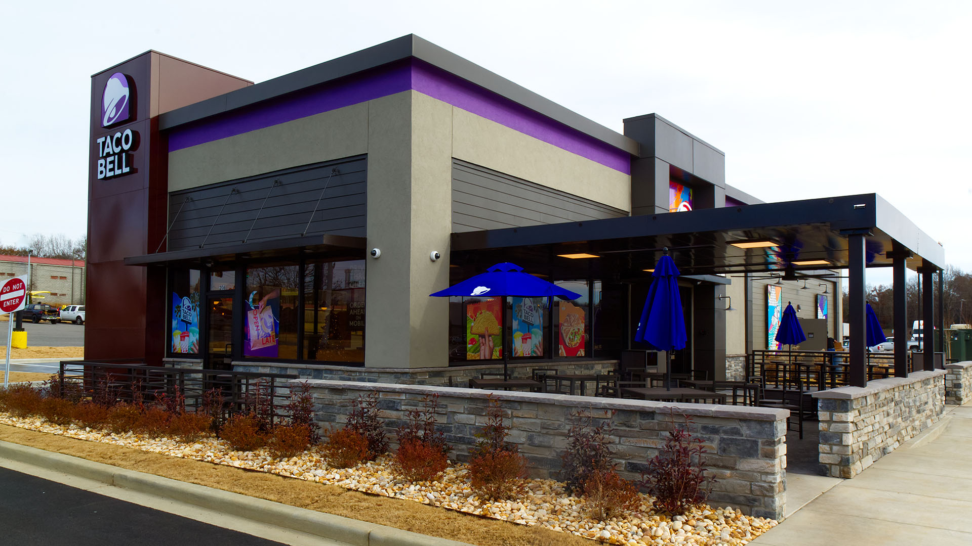 An outside view of a Taco Bell location, featuring signage and custom architectural elements by Identiti.